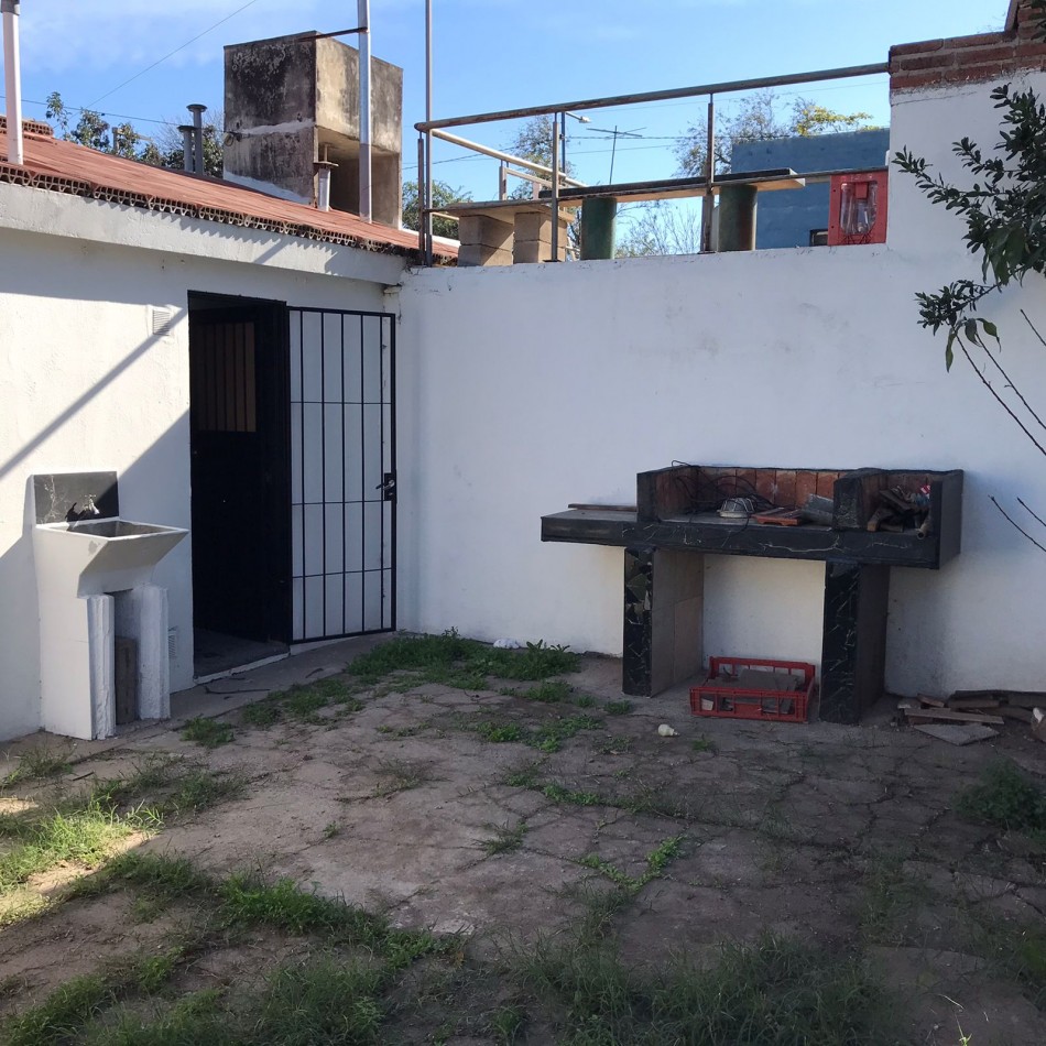 B° TALLERES SUD, HERMOSA VIVIENDA.- 