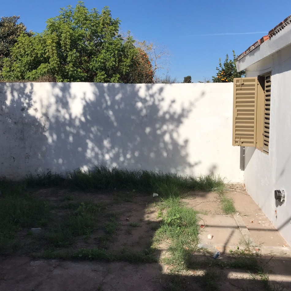 B° TALLERES SUD, HERMOSA VIVIENDA.- 