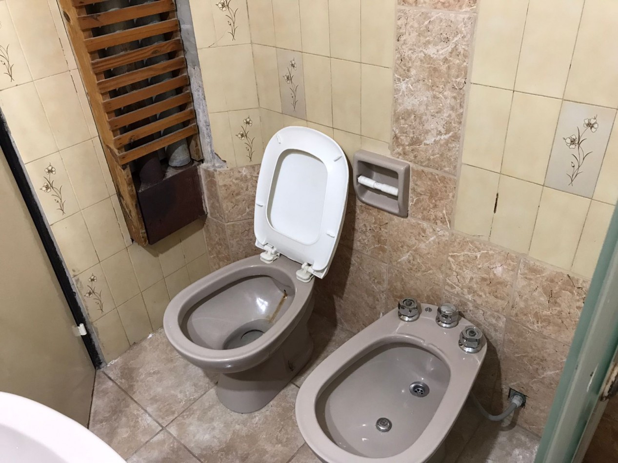 SE ALQUILA CASA ESQUINA CON PEQUEÑO GALPON, BARRIO ATE