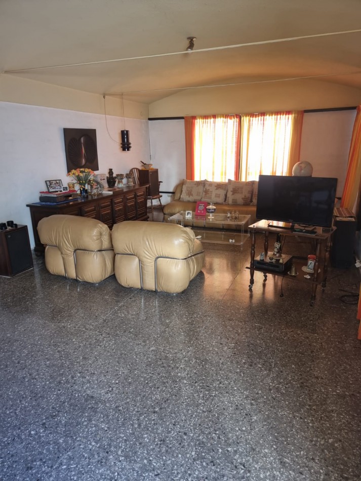 BARRIO AVENIDA, A METROS DE RUTA 20, HERMOSA CADA EN VENTA PARA VIVIR EN FAMILIA