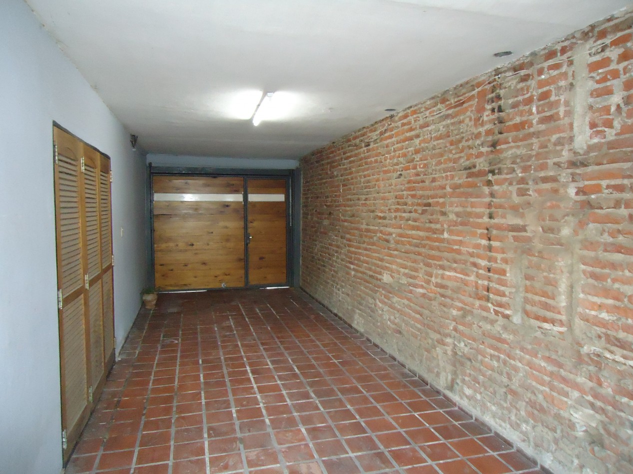 B° Los naranjos, sobre calle Maestro Vidal, impecable.- 