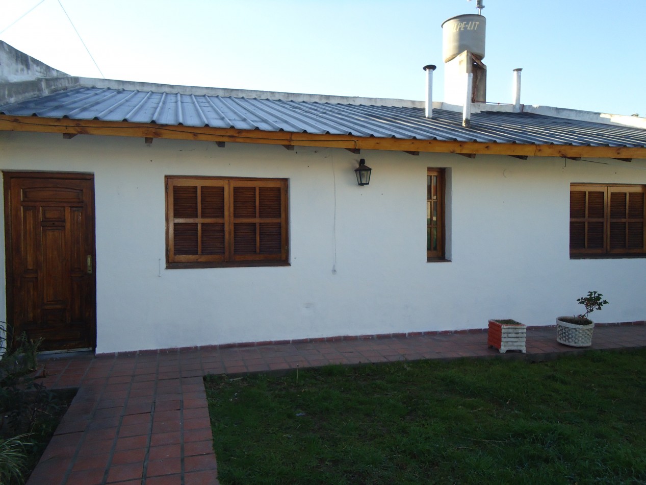 B° Los naranjos, sobre calle Maestro Vidal, impecable.- 
