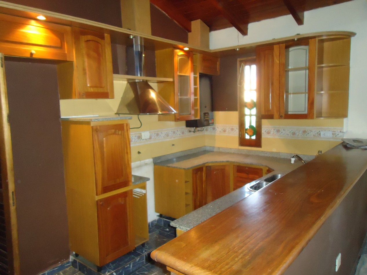 B° Los naranjos, sobre calle Maestro Vidal, impecable.- 