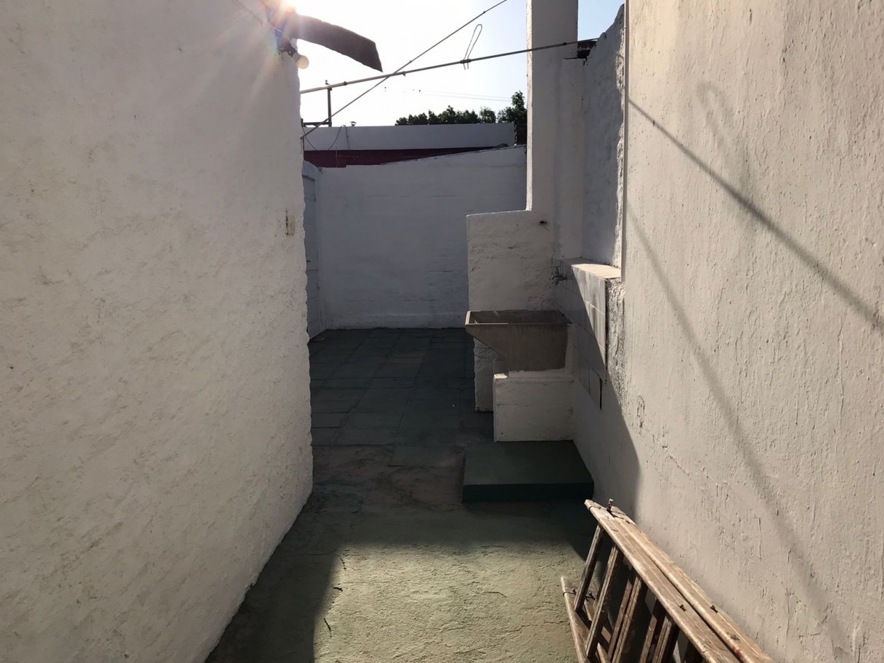 BARRIO LA MADRID, LINDA ZONA A UNA CUADRA DE SANTA ANA.-