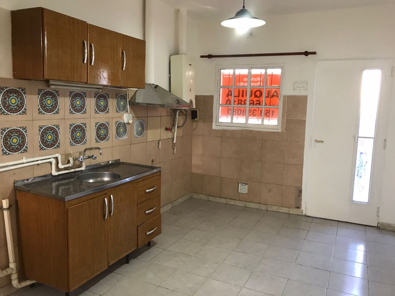 BARRIO LA MADRID, LINDA ZONA A UNA CUADRA DE SANTA ANA.-
