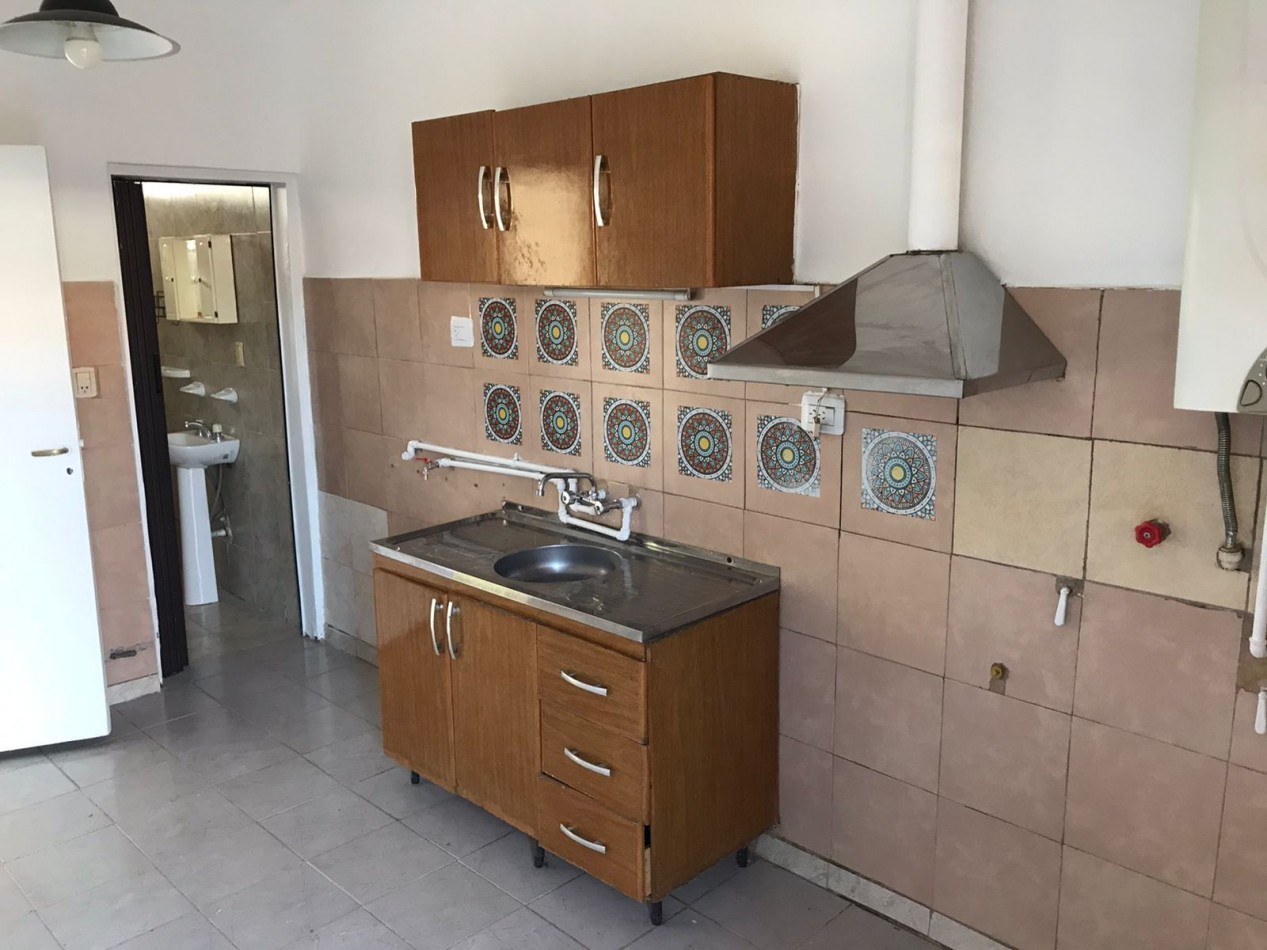 BARRIO LA MADRID, LINDA ZONA A UNA CUADRA DE SANTA ANA.-