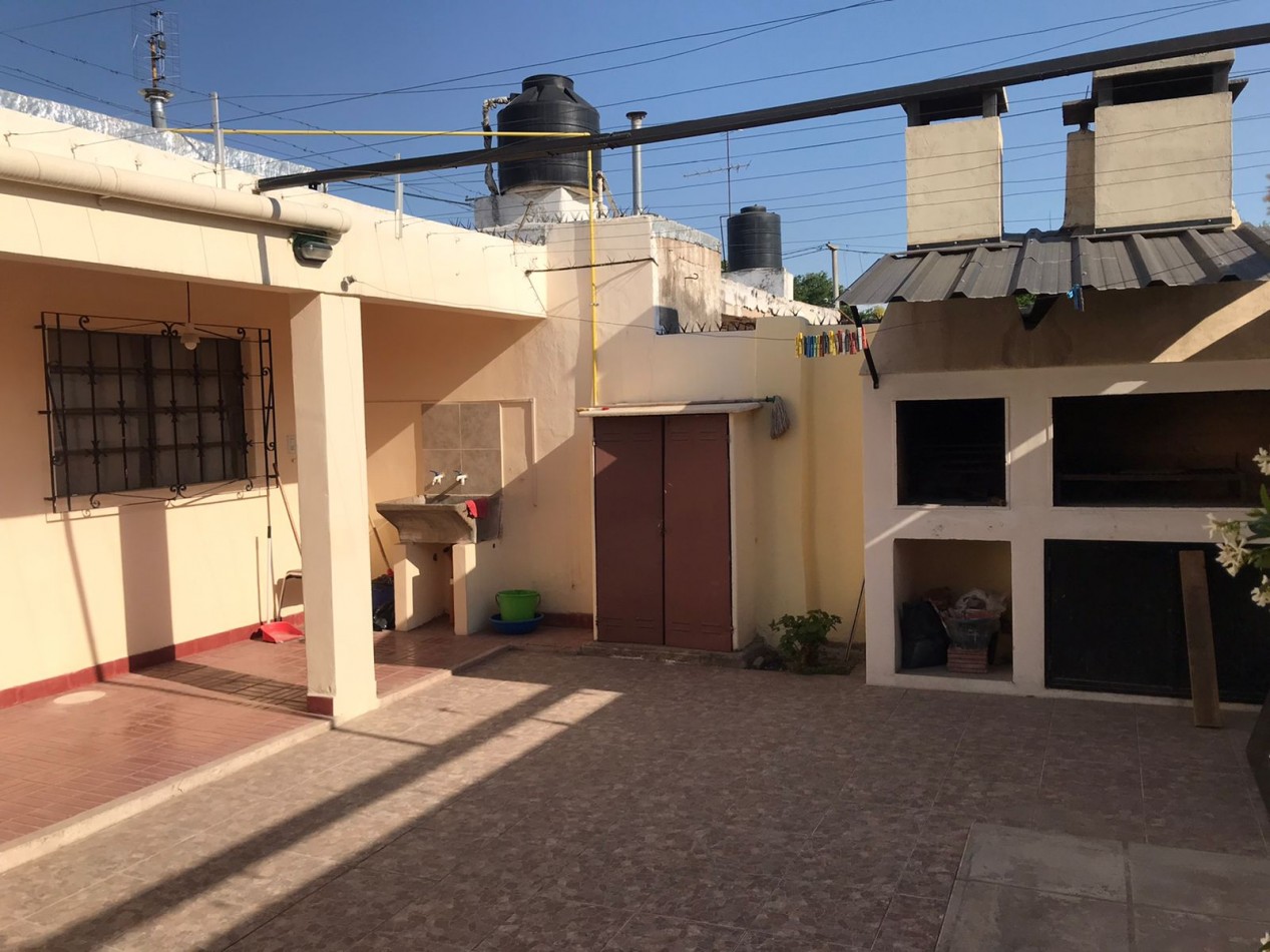 B° Villa adela impecable propiedad a solo una cuadra de ruta 20, linda zona.-