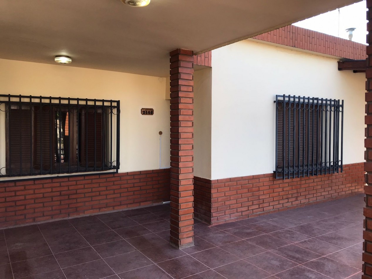 B° Villa adela impecable propiedad a solo una cuadra de ruta 20, linda zona.-
