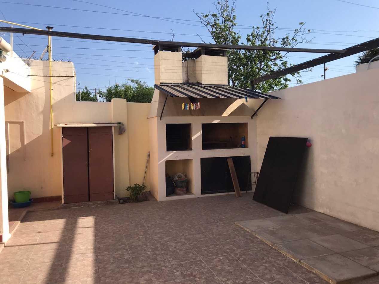 B° Villa adela impecable propiedad a solo una cuadra de ruta 20, linda zona.-