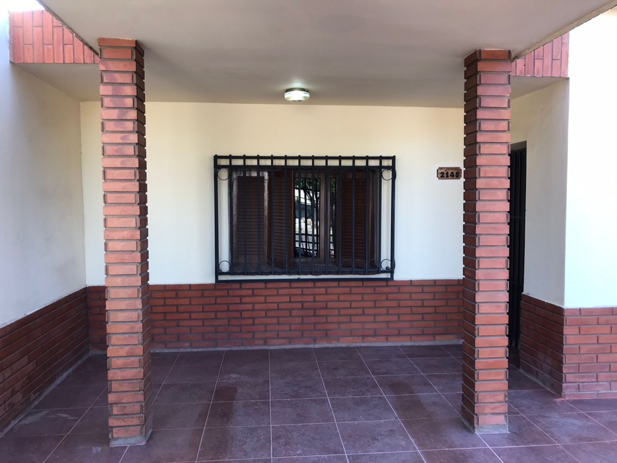 B° Villa adela impecable propiedad a solo una cuadra de ruta 20, linda zona.-