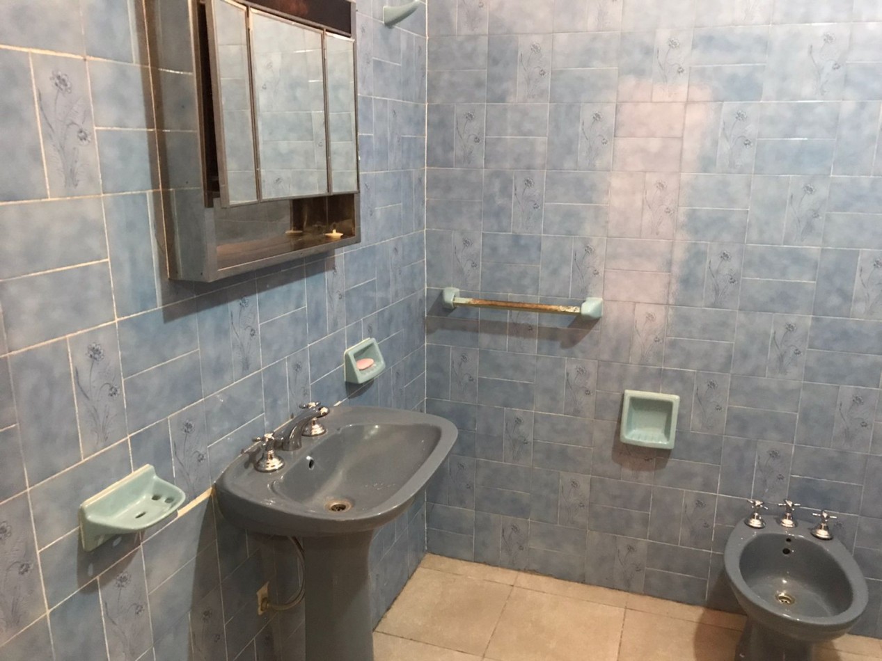 B° Villa adela impecable propiedad a solo una cuadra de ruta 20, linda zona.-