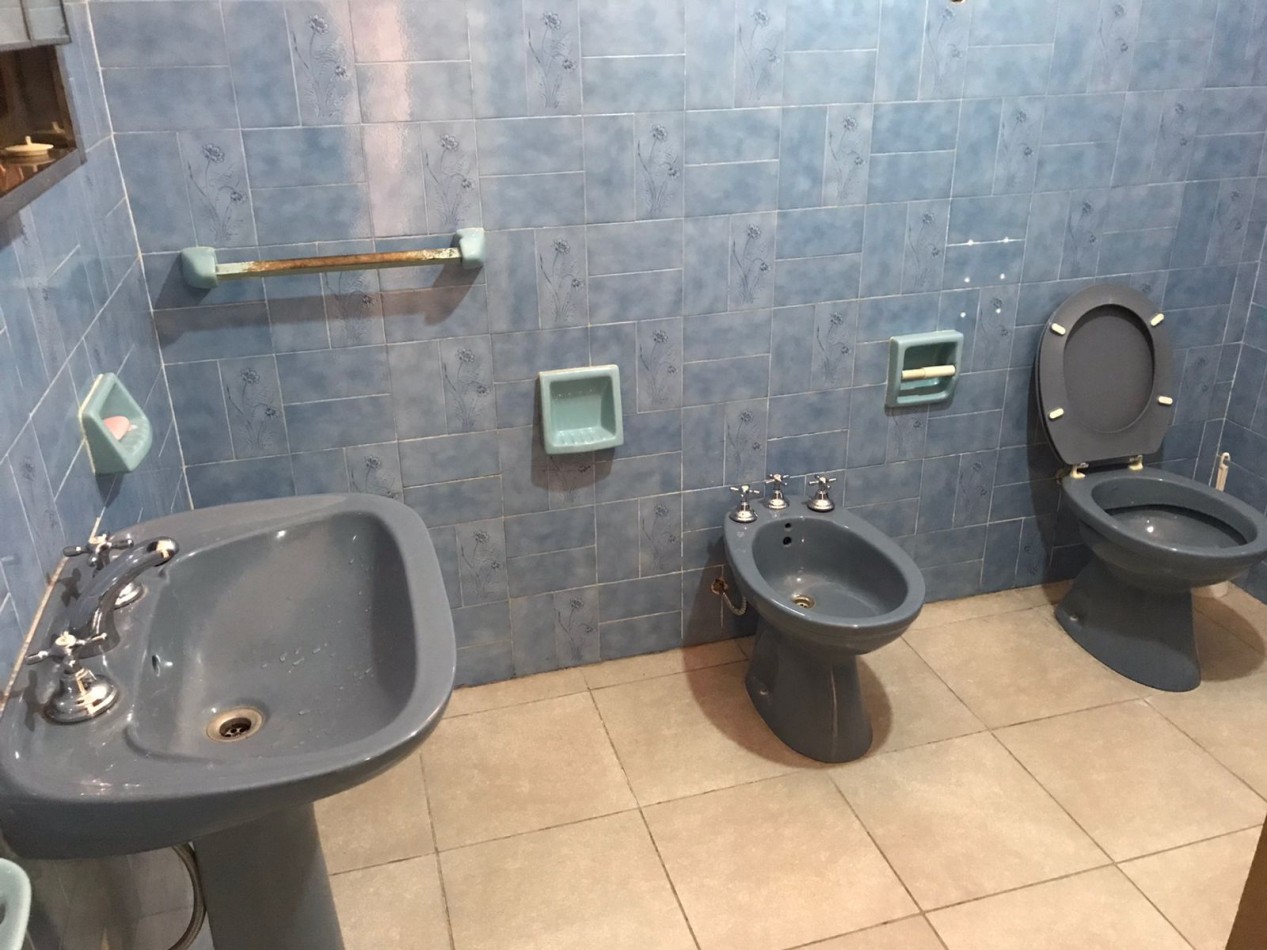 B° Villa adela impecable propiedad a solo una cuadra de ruta 20, linda zona.-