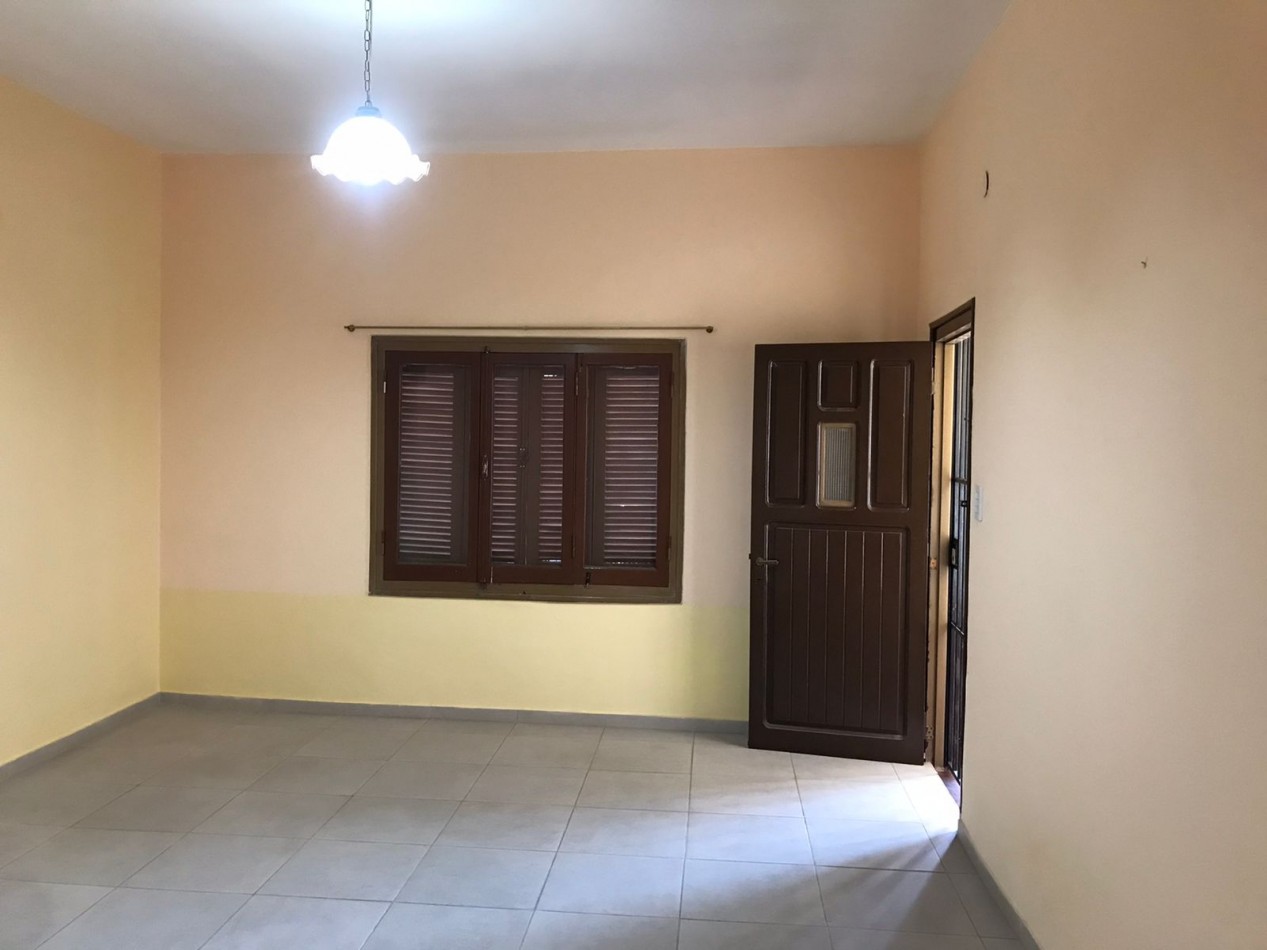 B° Villa adela impecable propiedad a solo una cuadra de ruta 20, linda zona.-