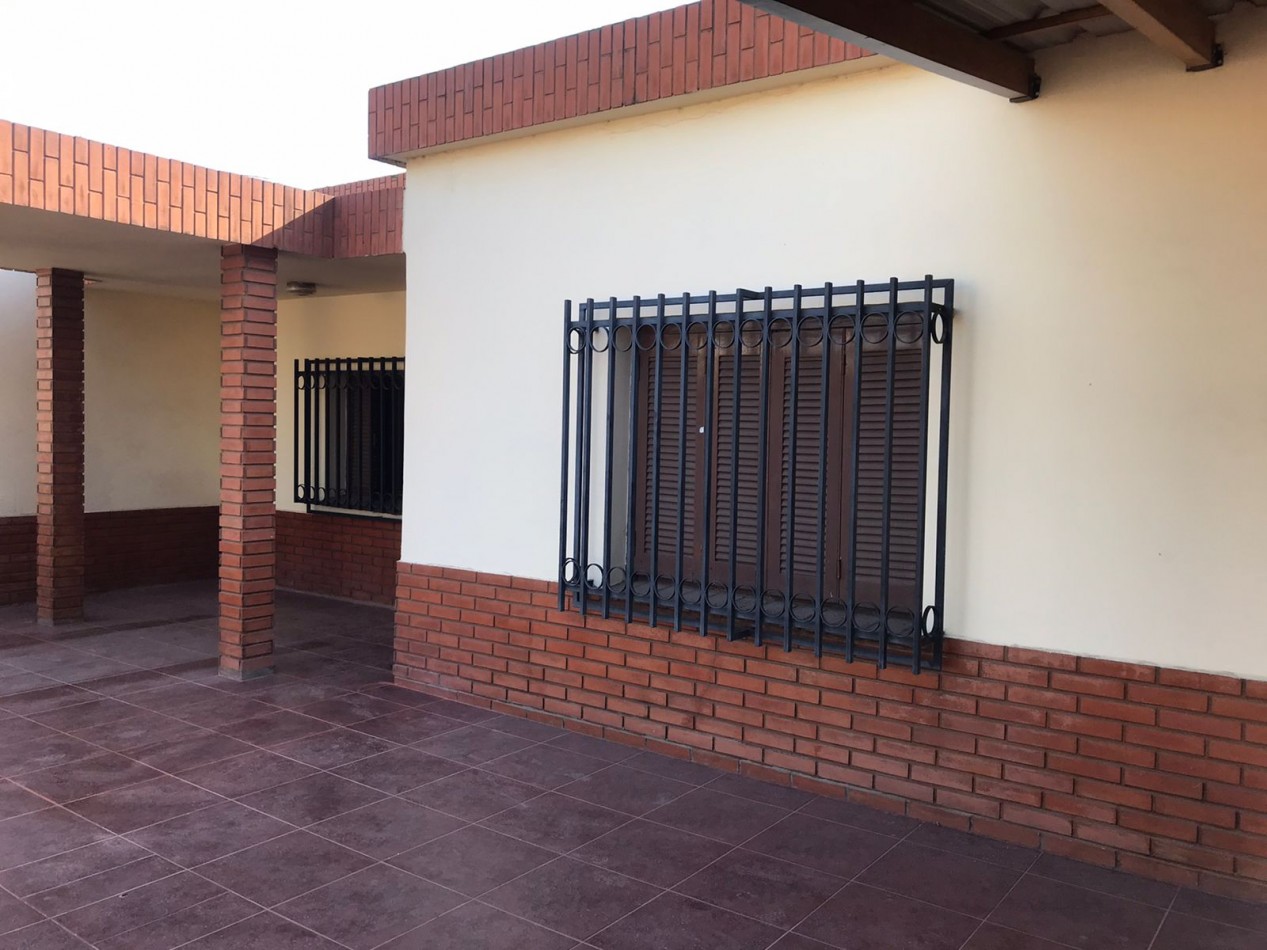 B° Villa adela impecable propiedad a solo una cuadra de ruta 20, linda zona.-