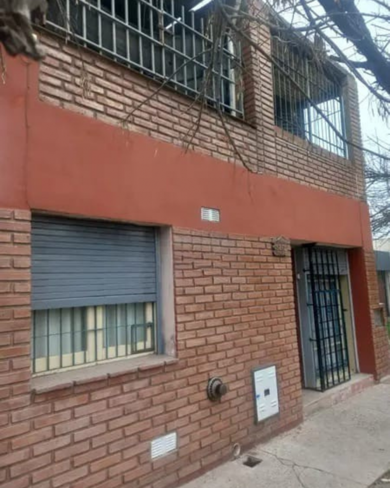 BARRIO SAN ROQUE, CASA A METROS DE RUTA 20 DE DOS PISOS.