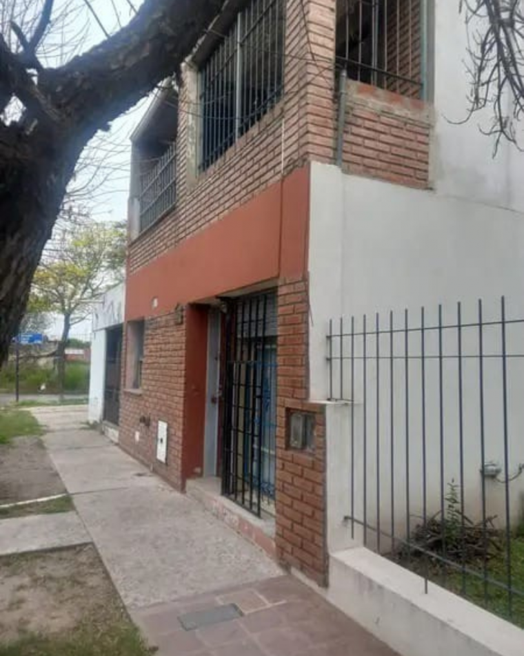 BARRIO SAN ROQUE, CASA A METROS DE RUTA 20 DE DOS PISOS.