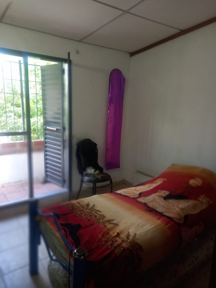 BARRIO SAN ROQUE, CASA A METROS DE RUTA 20 DE DOS PISOS.