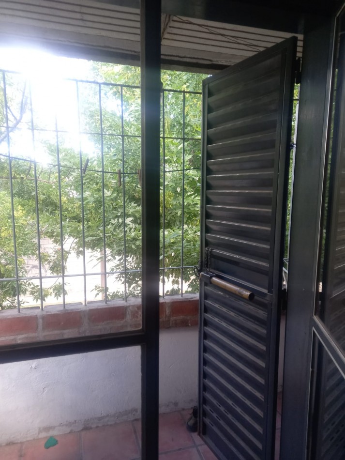 BARRIO SAN ROQUE, CASA A METROS DE RUTA 20 DE DOS PISOS.