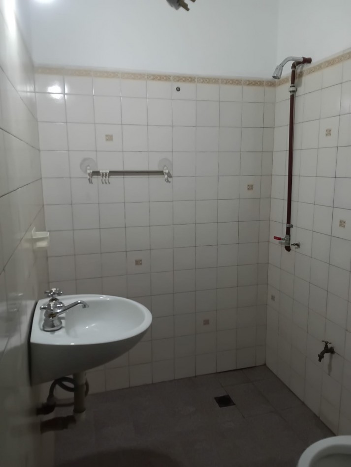 Villa adela, impecable departamento externo a dos cuadras de Ruta 20.-