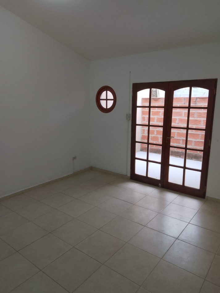 Villa Adela, sobre calle principal del barrio, muy linda zona.- 