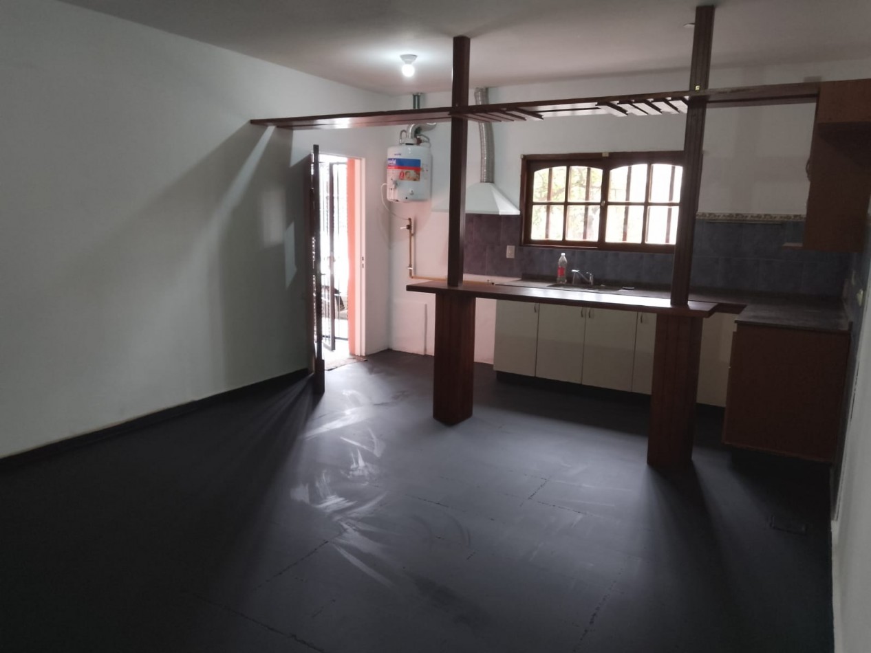 Villa Adela, sobre calle principal del barrio, muy linda zona.- 