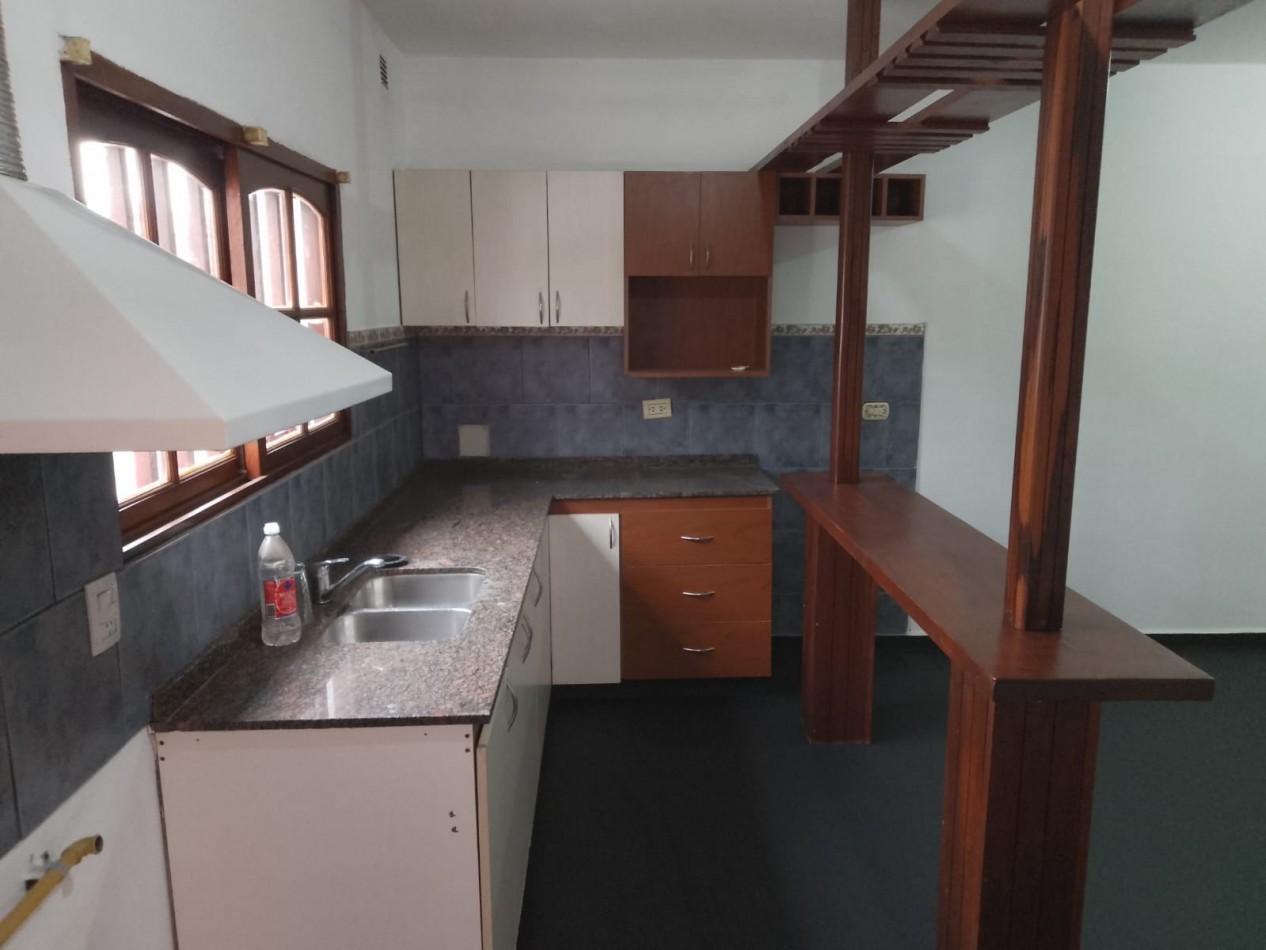 Villa Adela, sobre calle principal del barrio, muy linda zona.- 