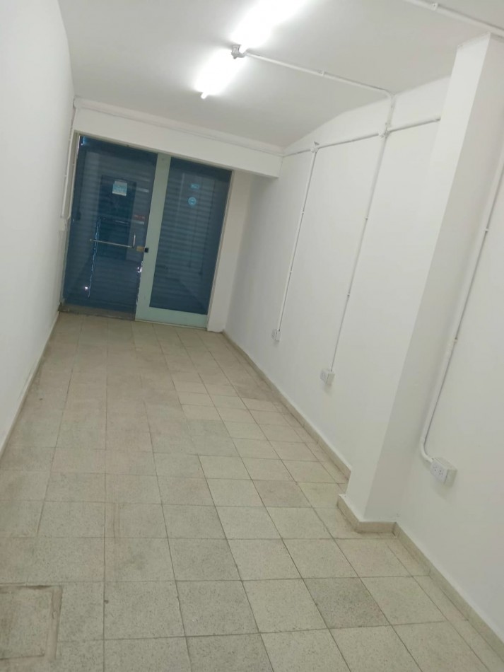 EXCELENTE GALPON EN ALQUILER, BARRIO VILLA ADELA