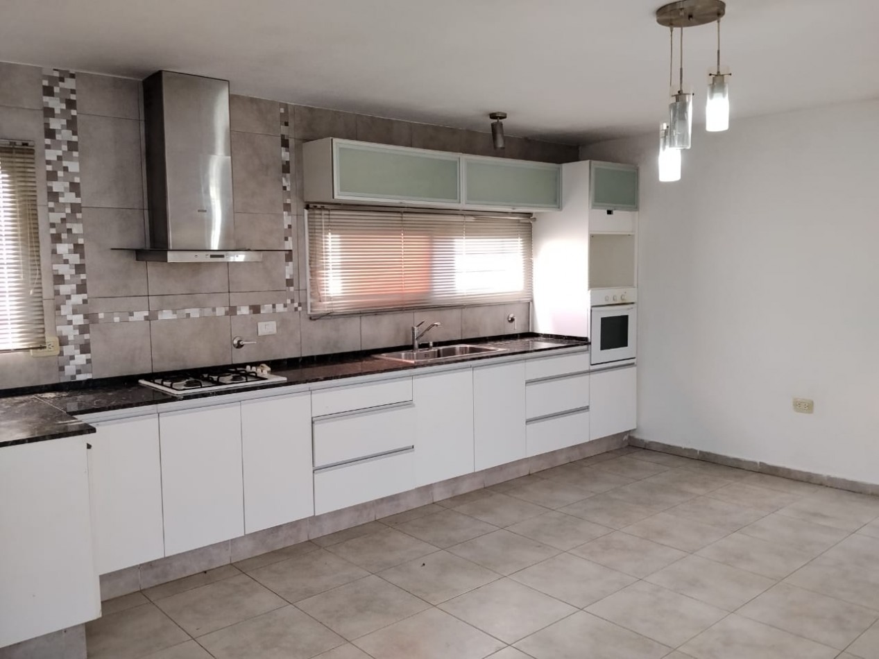 B° NATANIA DE HORIZONTE, HERMOSA VIVIENDA ESQUINA.- 