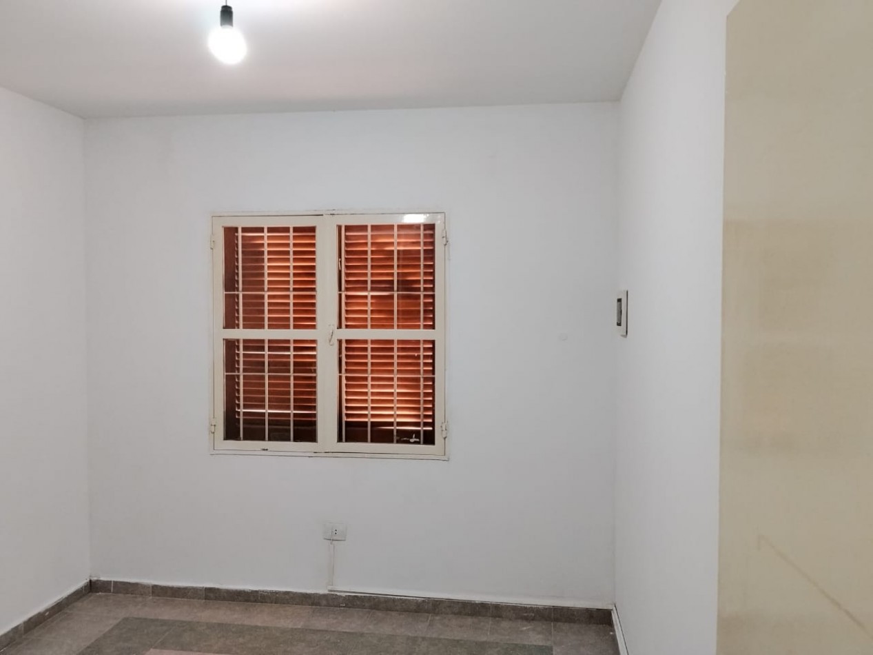 B° NATANIA DE HORIZONTE, HERMOSA VIVIENDA ESQUINA.- 