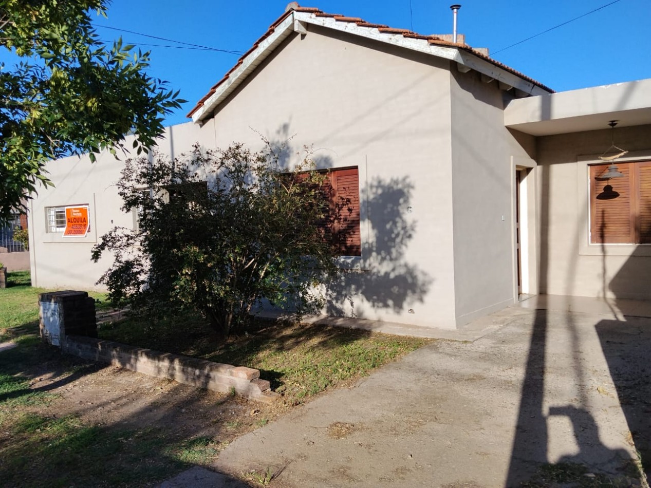 B° NATANIA DE HORIZONTE, HERMOSA VIVIENDA ESQUINA.- 