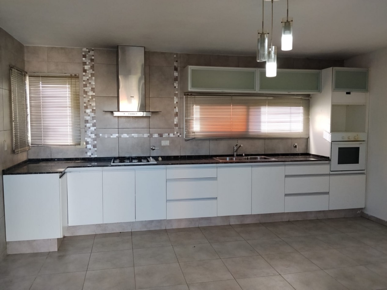 B° NATANIA DE HORIZONTE, HERMOSA VIVIENDA ESQUINA.- 