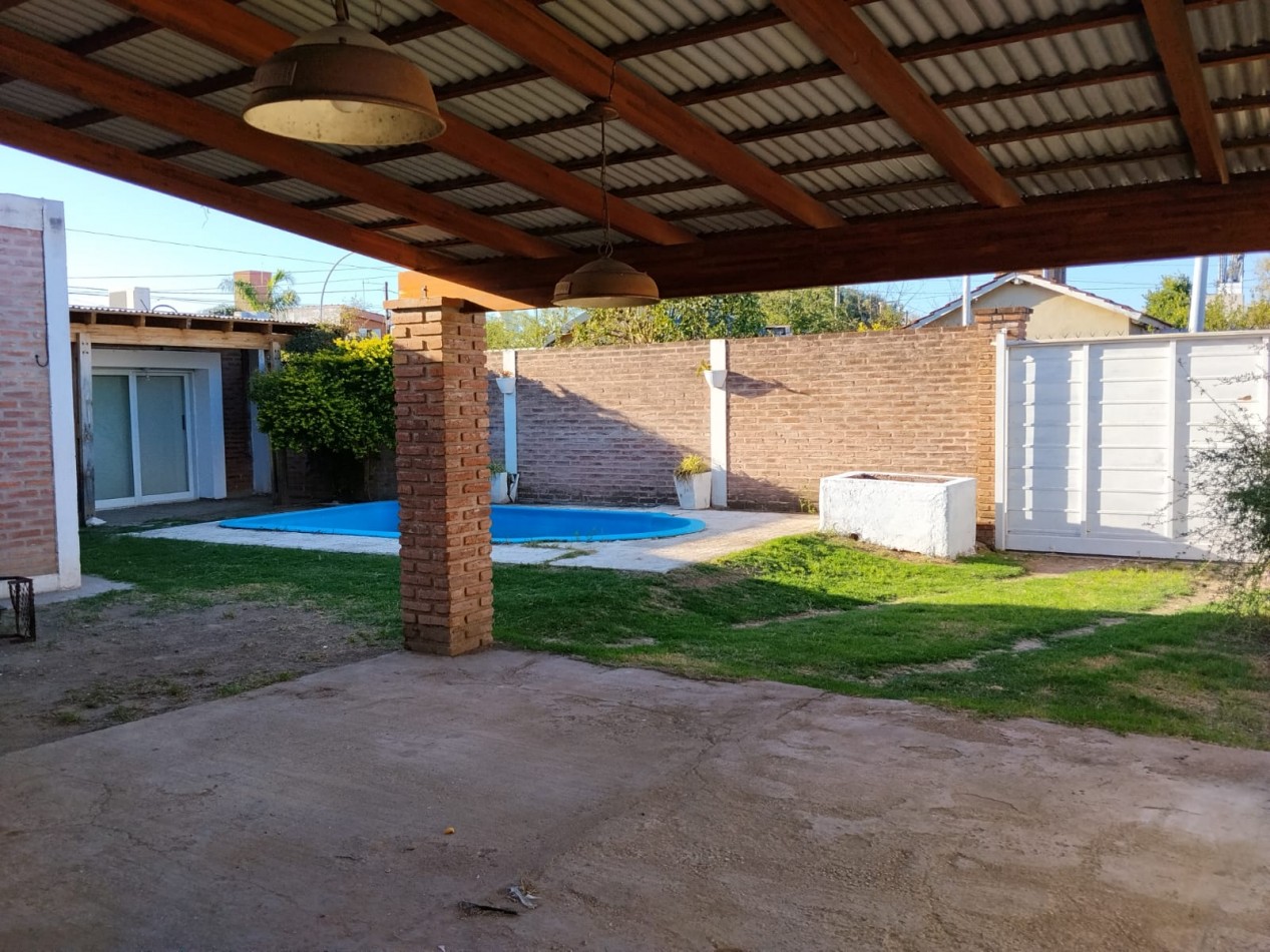 B° NATANIA DE HORIZONTE, HERMOSA VIVIENDA ESQUINA.- 