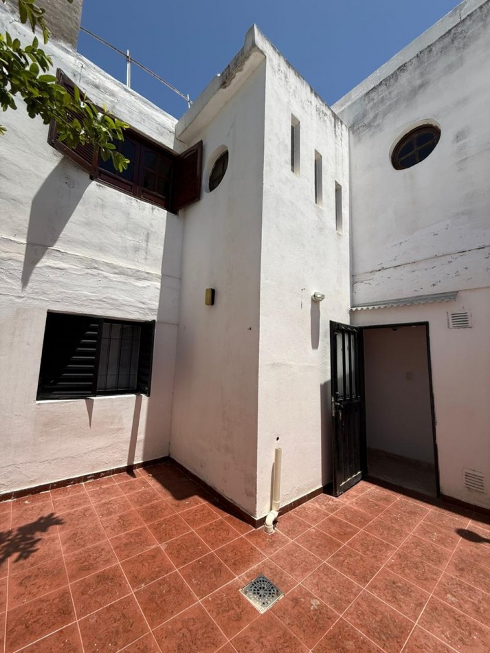 B° A.T.E Muy linda zona, vivienda estilo duplex.- 