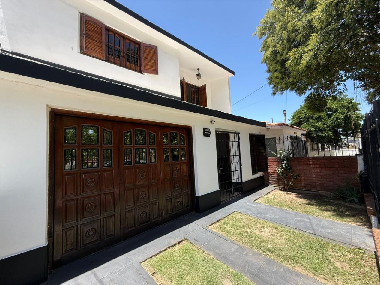 B° A.T.E Muy linda zona, vivienda estilo duplex.- 