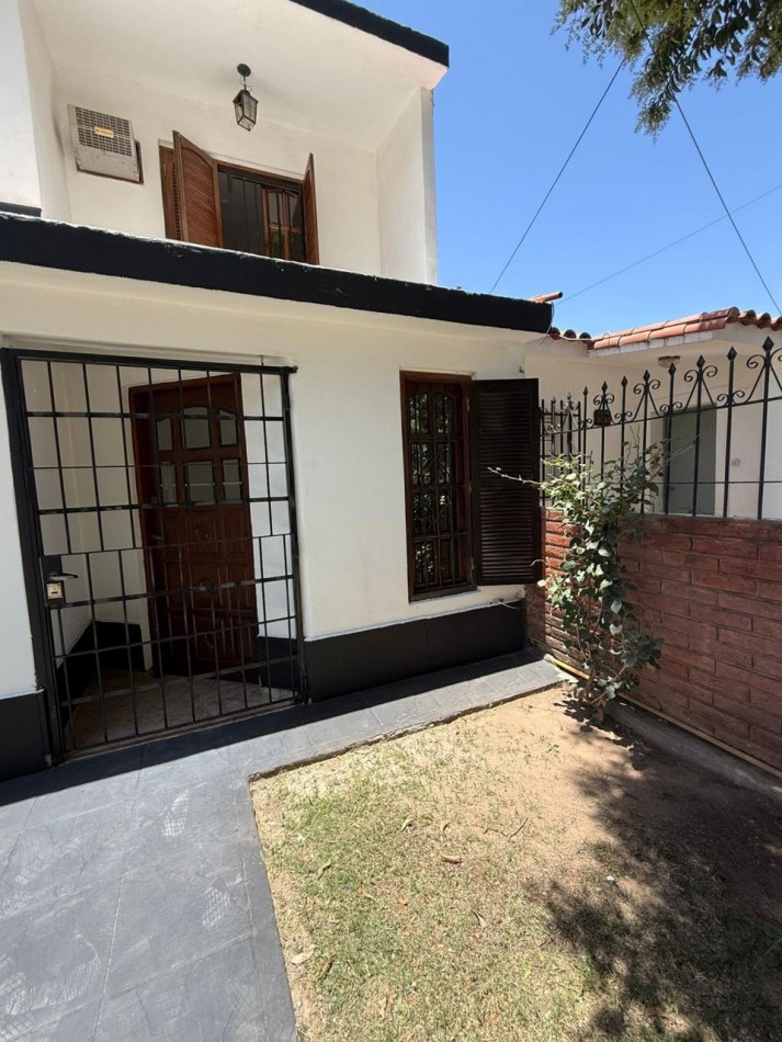 B° A.T.E Muy linda zona, vivienda estilo duplex.- 