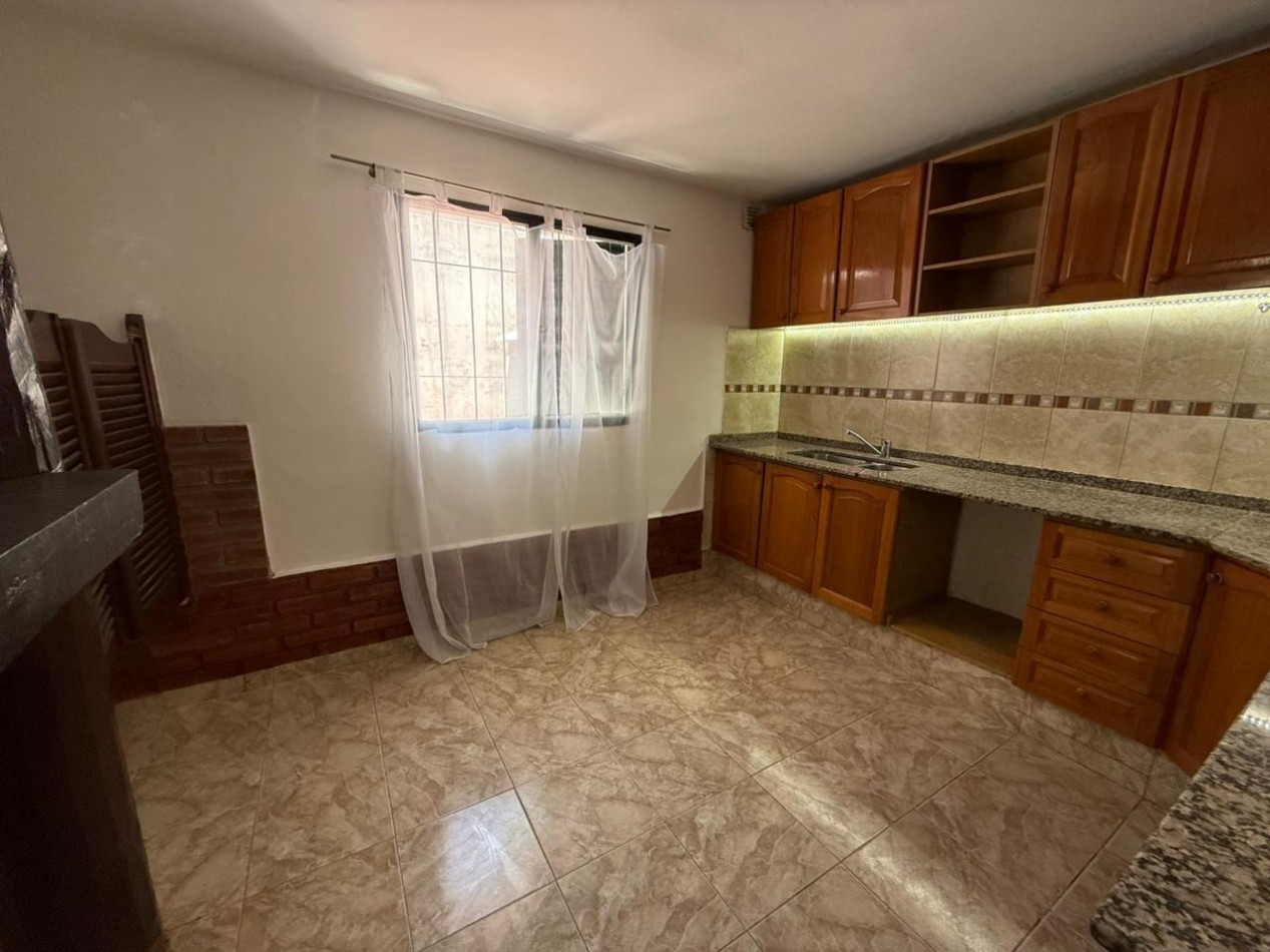 B° A.T.E Muy linda zona, vivienda estilo duplex.- 