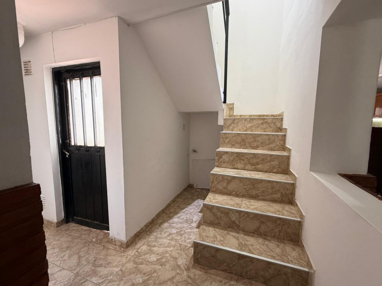 B° A.T.E Muy linda zona, vivienda estilo duplex.- 