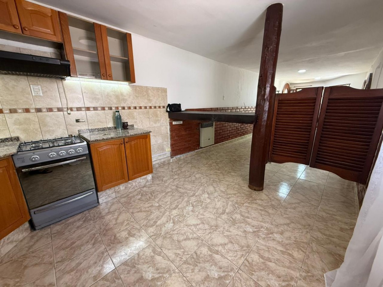 B° A.T.E Muy linda zona, vivienda estilo duplex.- 