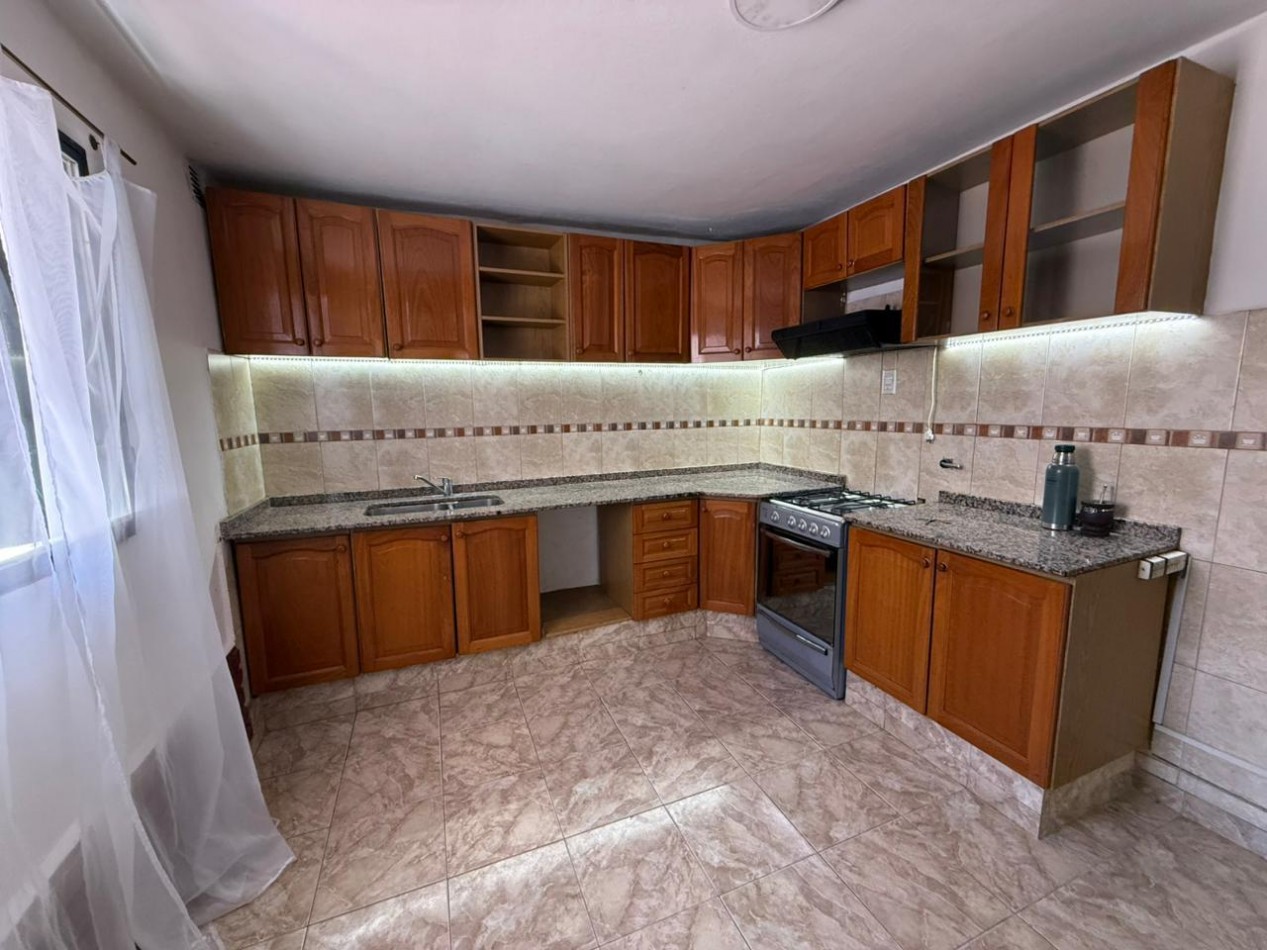 B° A.T.E Muy linda zona, vivienda estilo duplex.- 