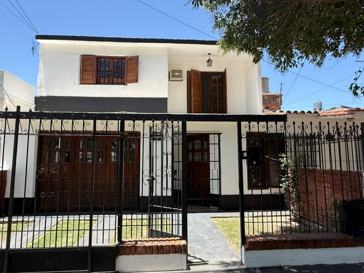 B° A.T.E Muy linda zona, vivienda estilo duplex.- 