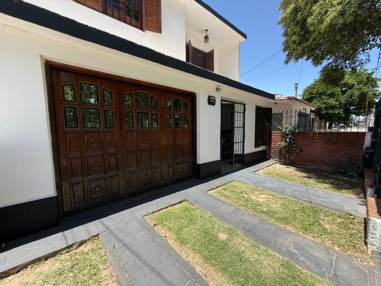 B° A.T.E Muy linda zona, vivienda estilo duplex.- 