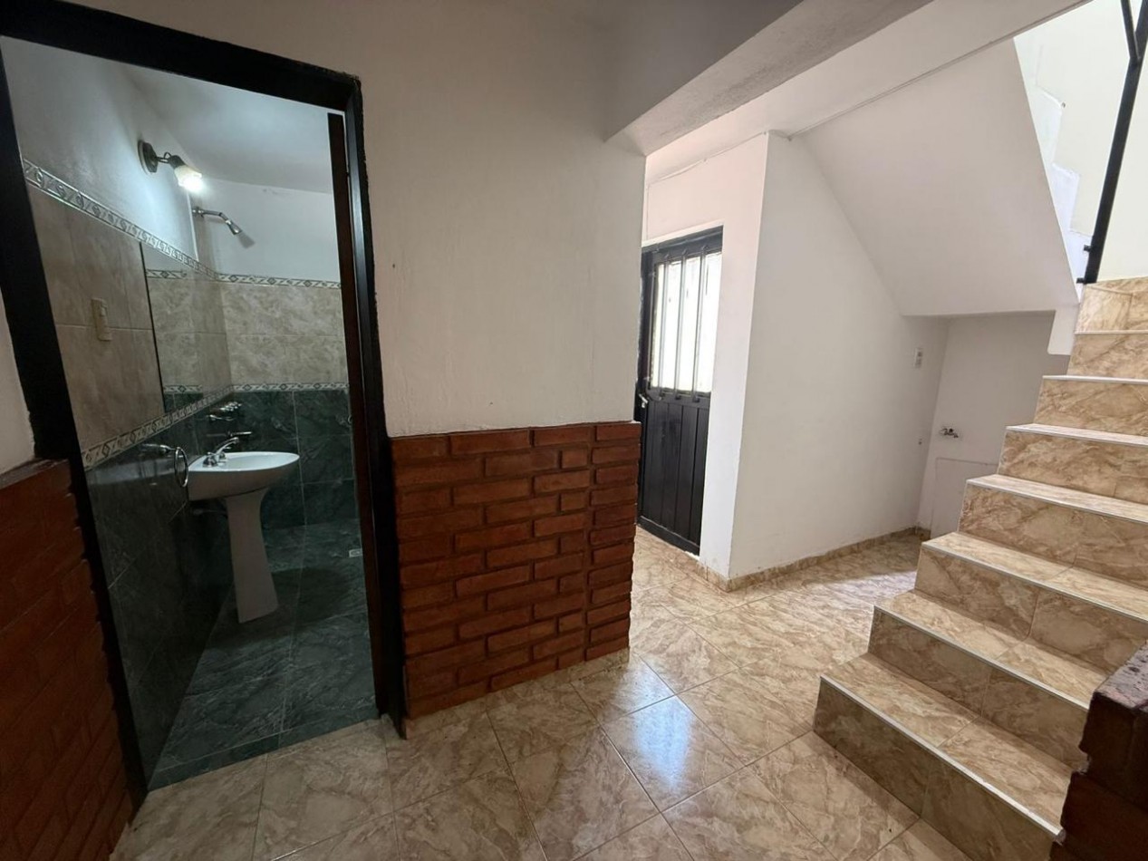 B° A.T.E Muy linda zona, vivienda estilo duplex.- 