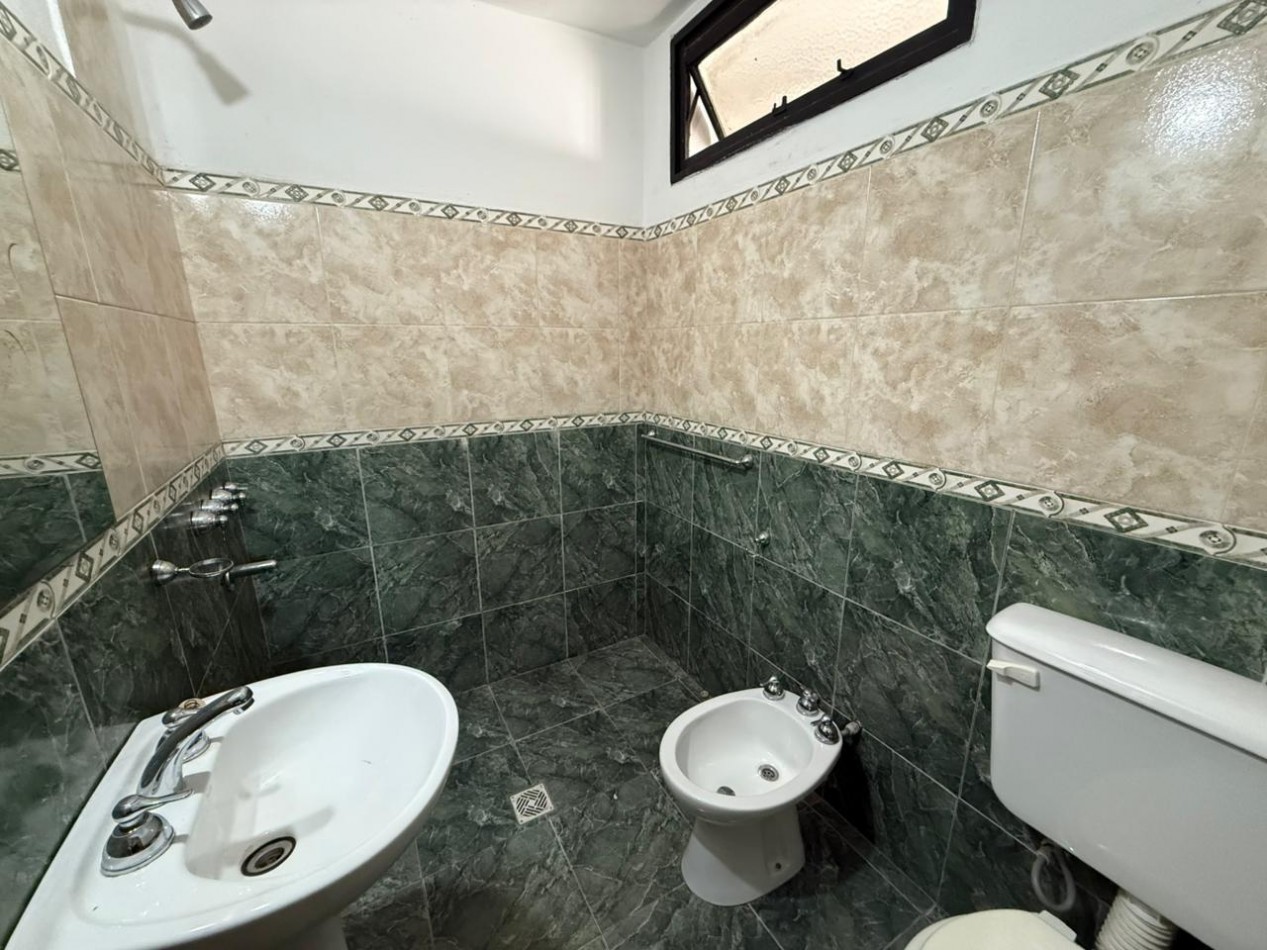 B° A.T.E Muy linda zona, vivienda estilo duplex.- 