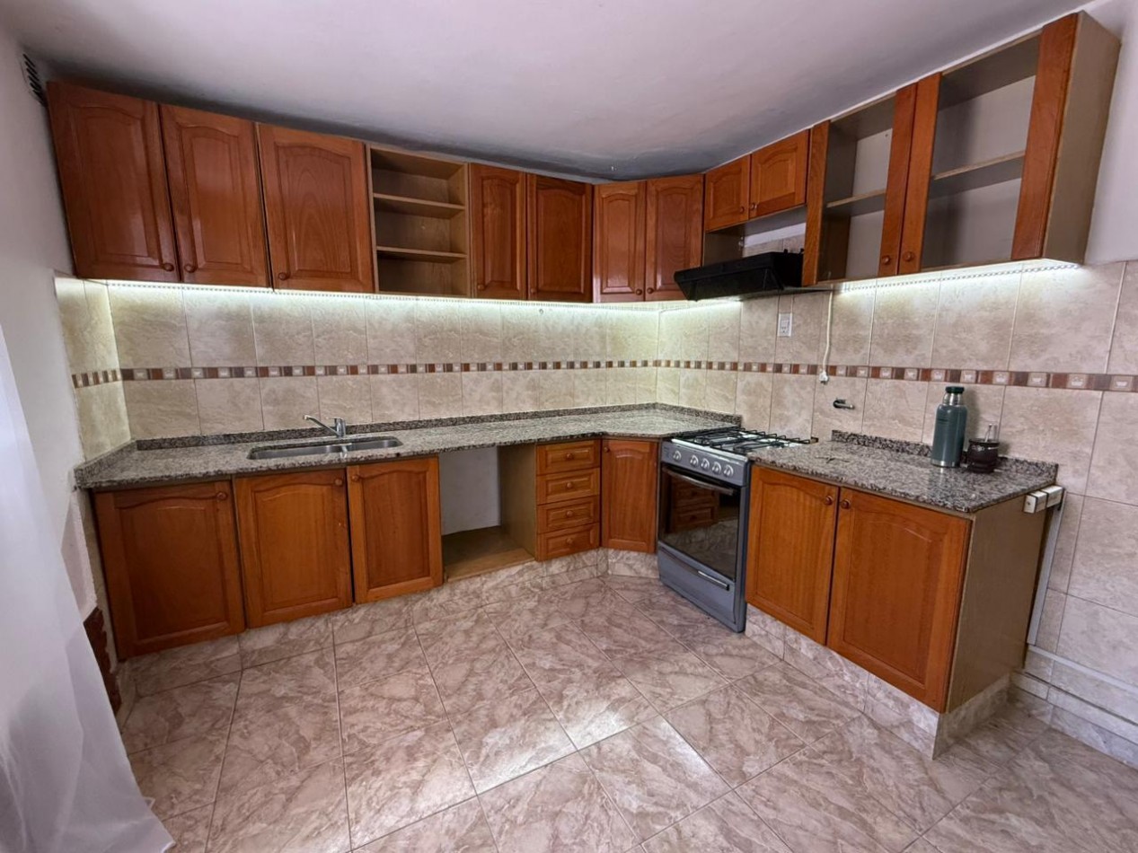 B° A.T.E Muy linda zona, vivienda estilo duplex.- 