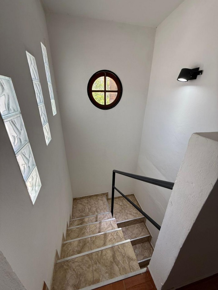 B° A.T.E Muy linda zona, vivienda estilo duplex.- 