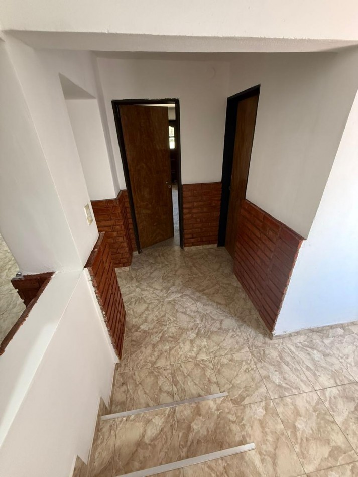 B° A.T.E Muy linda zona, vivienda estilo duplex.- 