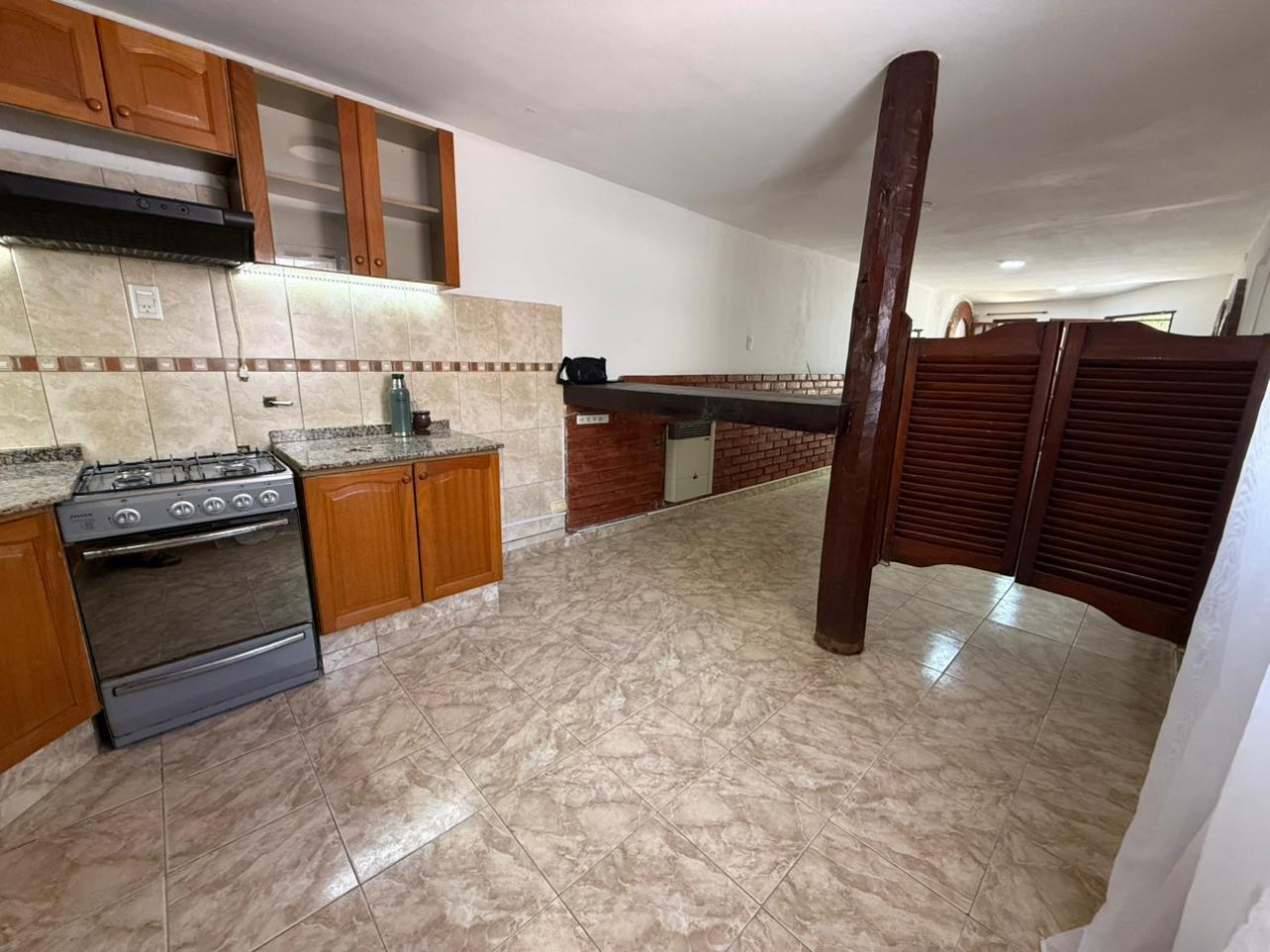 B° A.T.E Muy linda zona, vivienda estilo duplex.- 