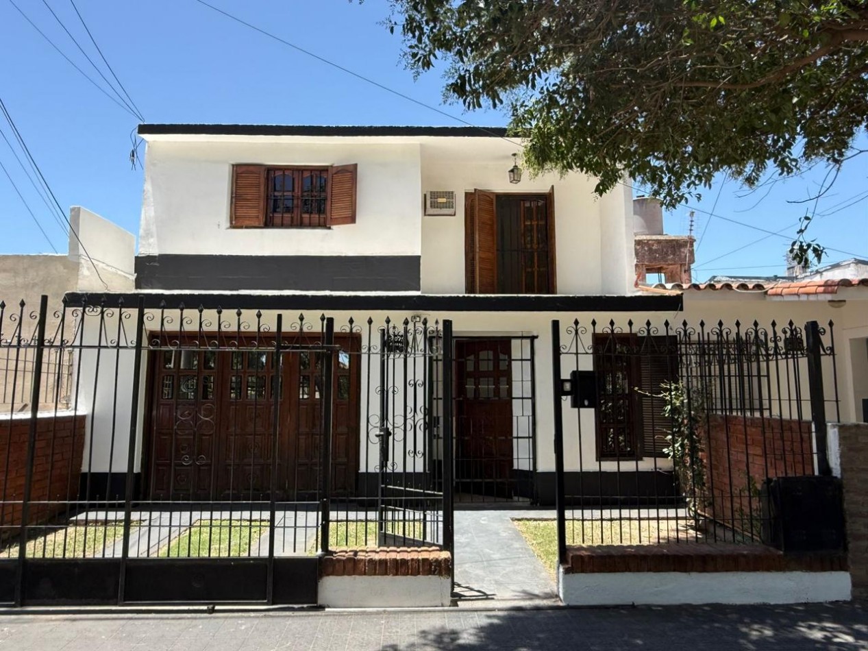 B° A.T.E Muy linda zona, vivienda estilo duplex.- 