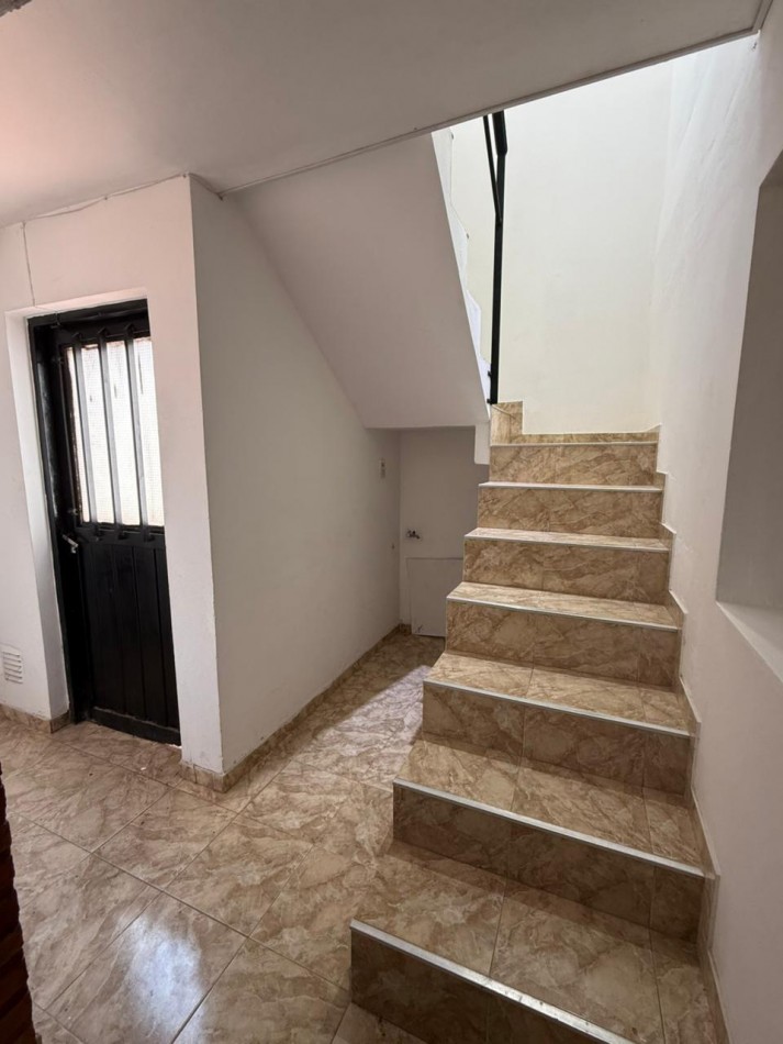 B° A.T.E Muy linda zona, vivienda estilo duplex.- 