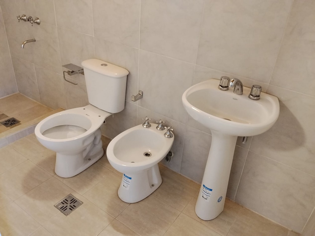 SAN RAFAEL, IMPECABLE DEPARTAMENTO PLANTA ALTA NUEVO A ESTRENAR.- ZONA POLICLINICO POLICIAL.- 